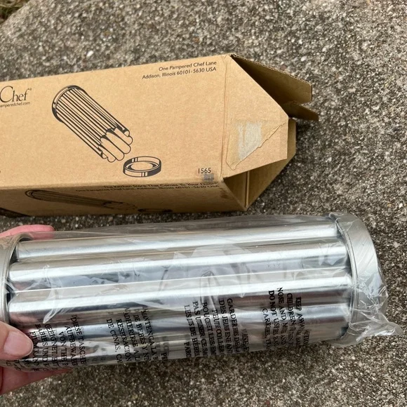 👗Pampered Chef scalloped bread tube - Picture 4 of 5